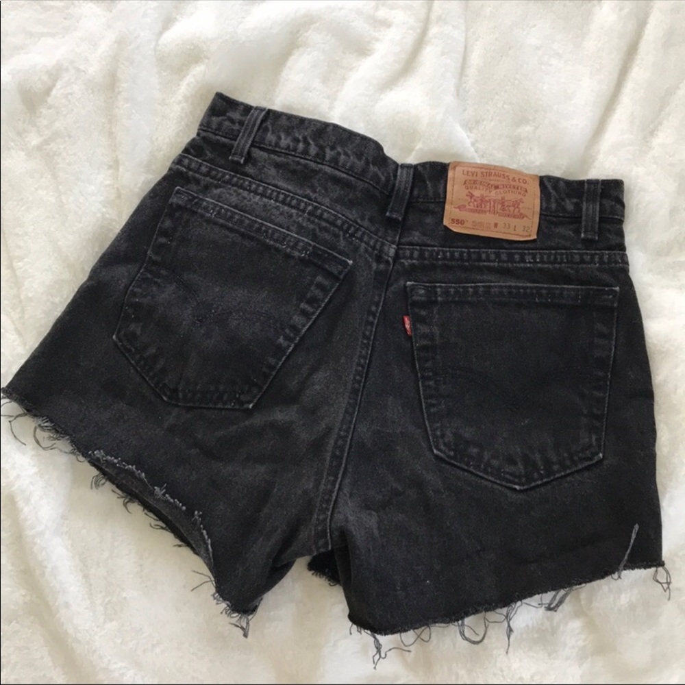 BLACK DISTRESSED LEVI SHORTS SIZE 29